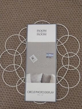 Room 2 Room Circle Photo Display